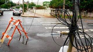 Após anos de emaranhado, força-tarefa vai remover fios soltos em Campo Grande Após anos de emaranhado, força-tarefa vai remover fios soltos em Campo Grande