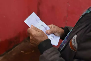 Enquete: 55% dizem que precisaram de empr&eacute;stimo para pagar as contas b&aacute;sicas