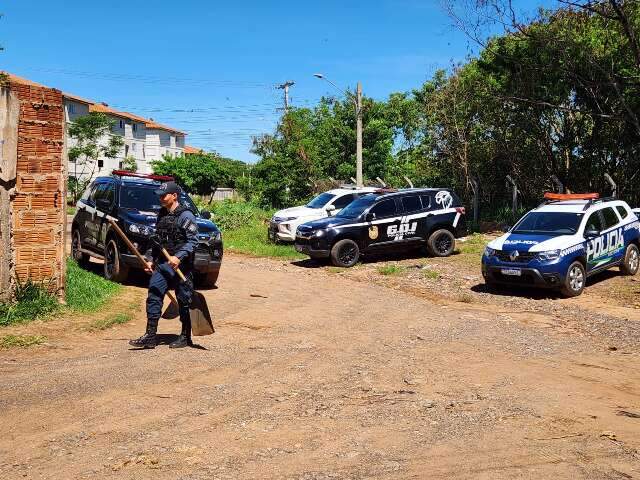 Corpo &eacute; encontrado enterrado em cova improvisada em matagal 