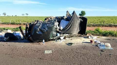 Mulher morre ap&oacute;s carro ser atingido por carreta que perde controle em buraco