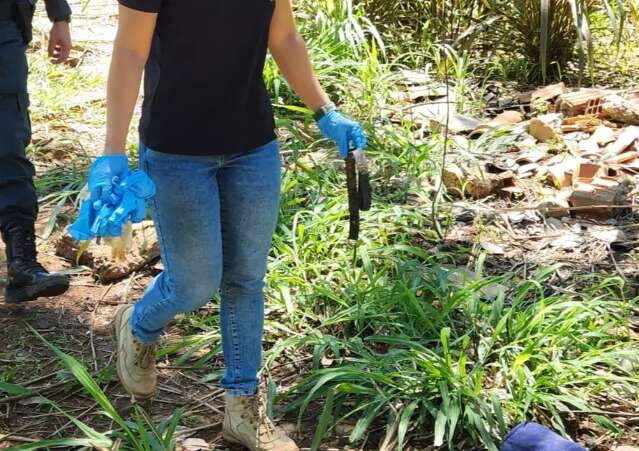 Rapaz encontrado em cova rasa estava com cinto no pesco&ccedil;o e m&atilde;os amarradas
