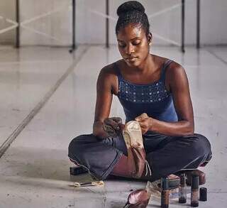 Para existir no bal&eacute;, Lu&iacute;sa teve que pintar sapatilha e deixar meia-cal&ccedil;a