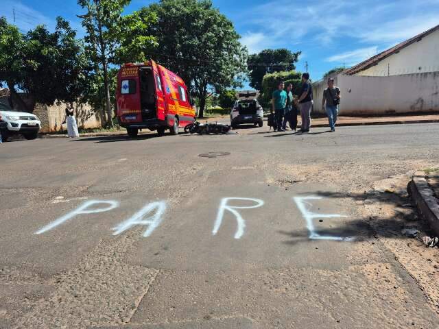 Morador pinta &quot;Pare&quot; em cruzamento ap&oacute;s acidente com ve&iacute;culo oficial