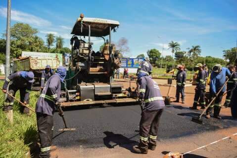Mais de 100 toneladas de asfalto s&atilde;o usadas na recupera&ccedil;&atilde;o da Rachid Neder