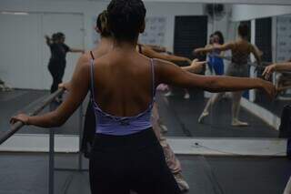 Para existir no bal&eacute;, Lu&iacute;sa teve que pintar sapatilha e deixar meia-cal&ccedil;a