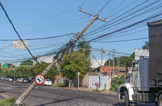 Após anos de emaranhado, força-tarefa vai remover fios soltos em Campo Grande Após anos de emaranhado, força-tarefa vai remover fios soltos em Campo Grande