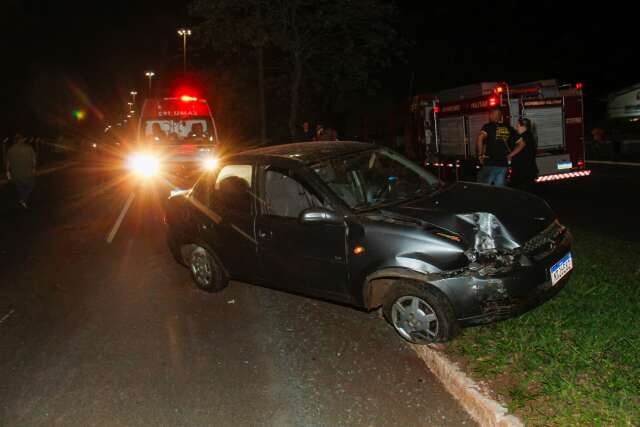 Pedras na pista causam sequ&ecirc;ncia de quedas e batida na Euler de Azevedo