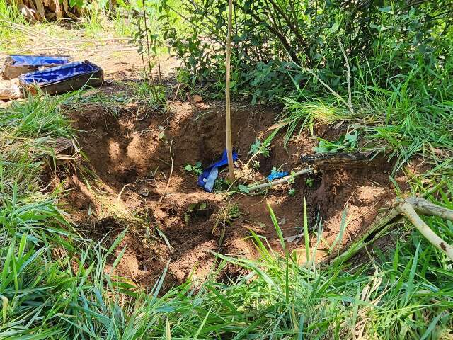 Morto em cova rasa &eacute; reconhecido pela m&atilde;e; v&iacute;tima foi acusada de estupro