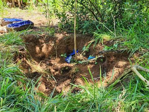 Morto em cova rasa é reconhecido pela mãe; vítima foi acusada de estupro