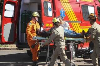 Morador pinta &quot;Pare&quot; em cruzamento ap&oacute;s acidente com ve&iacute;culo oficial