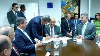 Menos de 12 horas ap&oacute;s aprova&ccedil;&atilde;o, Sergio de Paula toma posse no TCE-MS