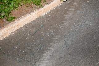 Pedras na pista causam sequ&ecirc;ncia de quedas e batida na Euler de Azevedo