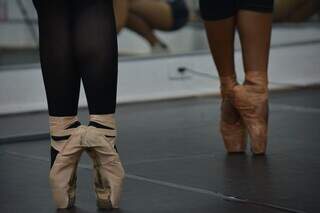 Para existir no bal&eacute;, Lu&iacute;sa teve que pintar sapatilha e deixar meia-cal&ccedil;a