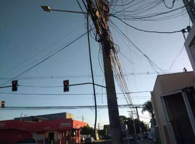 Ap&oacute;s anos de emaranhado, for&ccedil;a-tarefa vai remover fios soltos em Campo Grande