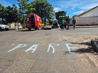 Morador pinta &quot;Pare&quot; em cruzamento ap&oacute;s acidente com ve&iacute;culo oficial