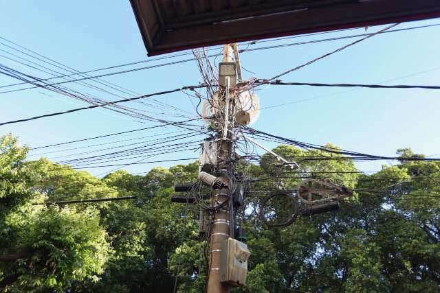 Após anos de emaranhado, força-tarefa vai remover fios soltos em Campo Grande