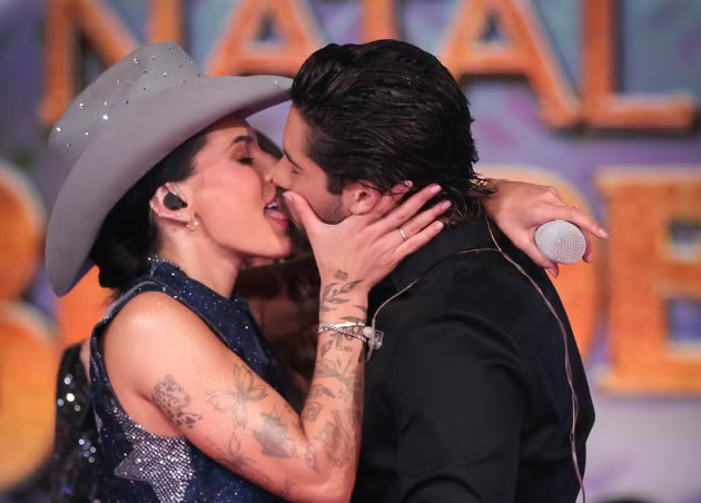 Ana Castela e Zé Felipe colocam beijão para jogo durante gravação