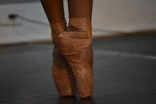 Para existir no bal&eacute;, Lu&iacute;sa teve que pintar sapatilha e deixar meia-cal&ccedil;a