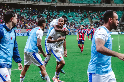 Fortaleza segura press&atilde;o, vence Bahia e mant&eacute;m chance de sair do Z4