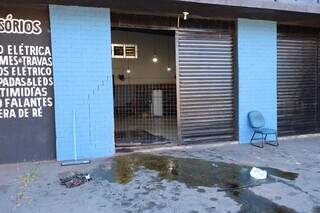 Motorista em alta velocidade invade e derruba porta de oficina