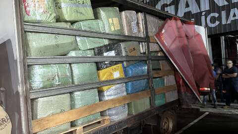 Motorista &eacute; preso com 7 toneladas de produtos contrabandeados