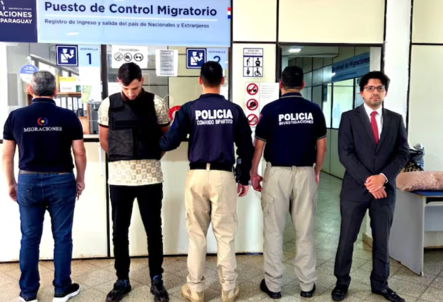 Membro de fac&ccedil;&atilde;o ga&uacute;cha montaria base operacional na fronteira