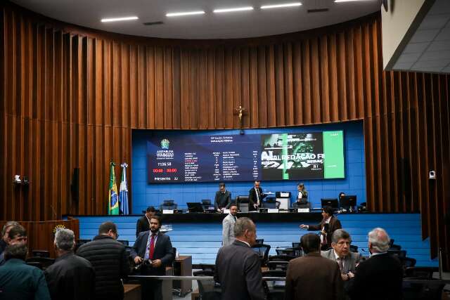 Do preço da gasolina ao celular sem sinal, deputados cobram explicação