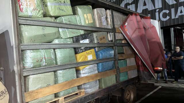 Motorista &eacute; preso com 7 toneladas de produtos contrabandeados