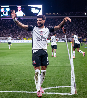 Corinthians bate S&atilde;o Paulo em cl&aacute;ssico paulista e respira no Brasileir&atilde;o
