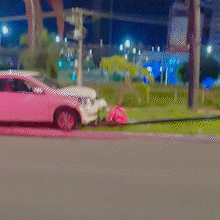 Carro invade canteiro e derruba sem&aacute;foro na Afonso Pena