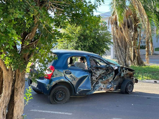 V&iacute;deo mostra batida que destruiu carro e derrubou postes na Mato Grosso