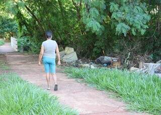 C&oacute;rrego que atra&iacute;a animais vira ponto de lixo em bairro conhecido pelos p&aacute;ssaros