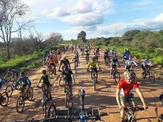 Aventura de bike por 120 km na Estrada Parque do Pantanal