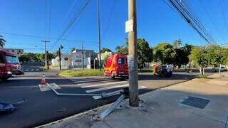 Condutor de carro atinge dois postes e interdita trecho da Av. Mato Grosso