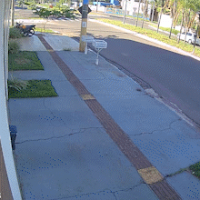 Motociclista &eacute; arremessado e moto pega fogo ap&oacute;s acidente com carro 