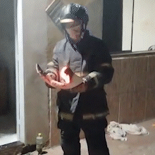 Curto-circuito em carregador causa princ&iacute;pio de inc&ecirc;ndio em banheiro de casa 