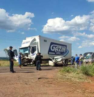 Motorista morre ap&oacute;s invadir pista contr&aacute;ria e bater de frente com caminh&atilde;o