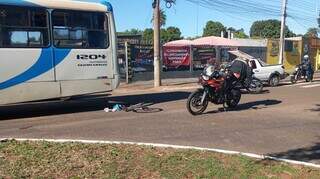 De bicicleta, mulher &eacute; atingida por &ocirc;nibus do transporte coletivo em rotat&oacute;ria