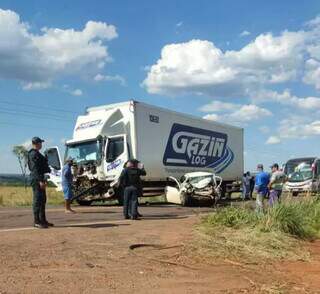 Motorista morre ap&oacute;s invadir pista contr&aacute;ria e bater de frente com caminh&atilde;o