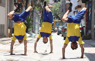 Entre cartas e acrobacias, coletivo paulista transforma rua em espet&aacute;culo