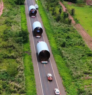 Construção de fábrica exigirá transporte de materiais em 60 mil caminhões Construção de fábrica exigirá transporte de materiais em 60 mil caminhões