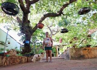 C&oacute;rrego que atra&iacute;a animais vira ponto de lixo em bairro conhecido pelos p&aacute;ssaros