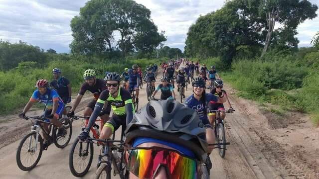 Aventura de bike por 120 km na Estrada Parque do Pantanal