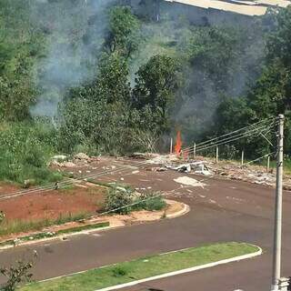 Inc&ecirc;ndio se espalha e queima &aacute;rvores de mata no bairro Semin&aacute;rio