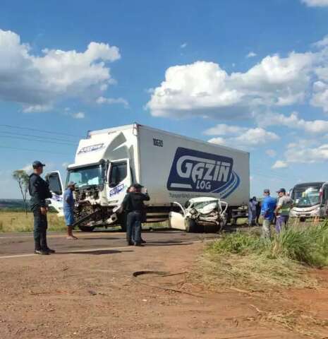 Motorista morre ap&oacute;s invadir pista contr&aacute;ria e bater de frente com caminh&atilde;o