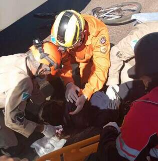 De bicicleta, mulher &eacute; atingida por &ocirc;nibus do transporte coletivo em rotat&oacute;ria