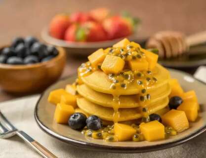 Manga e maracuj&aacute; viram chance de dar vida &agrave;s panquecas sem gra&ccedil;a