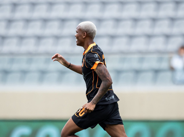 Jhonson marca dois e Corinthians abre vantagem sobre o S&atilde;o Paulo