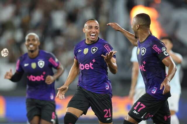 Botafogo alcan&ccedil;a quinta posi&ccedil;&atilde;o no Brasileir&atilde;o ap&oacute;s vit&oacute;ria sobre Gr&ecirc;mio