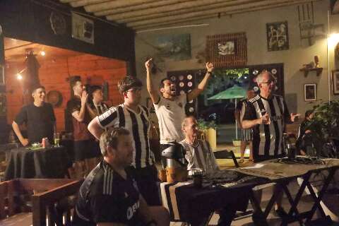 Em bar no Jardim Itatiaia, torcida do Atl&eacute;tico-MG lamenta t&iacute;tulo perdido